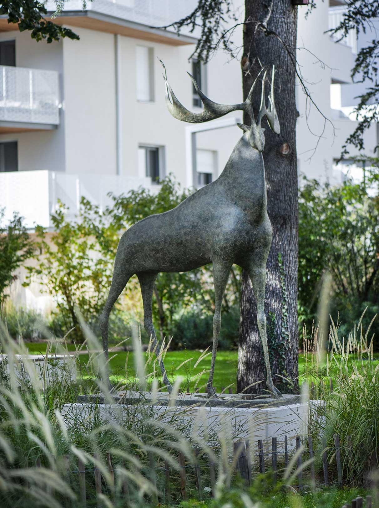 Pierre Yermia, Grand cerf, 2021, Résidence Oasis Parc, Lyon. © Belugart /Héloise Peyre.