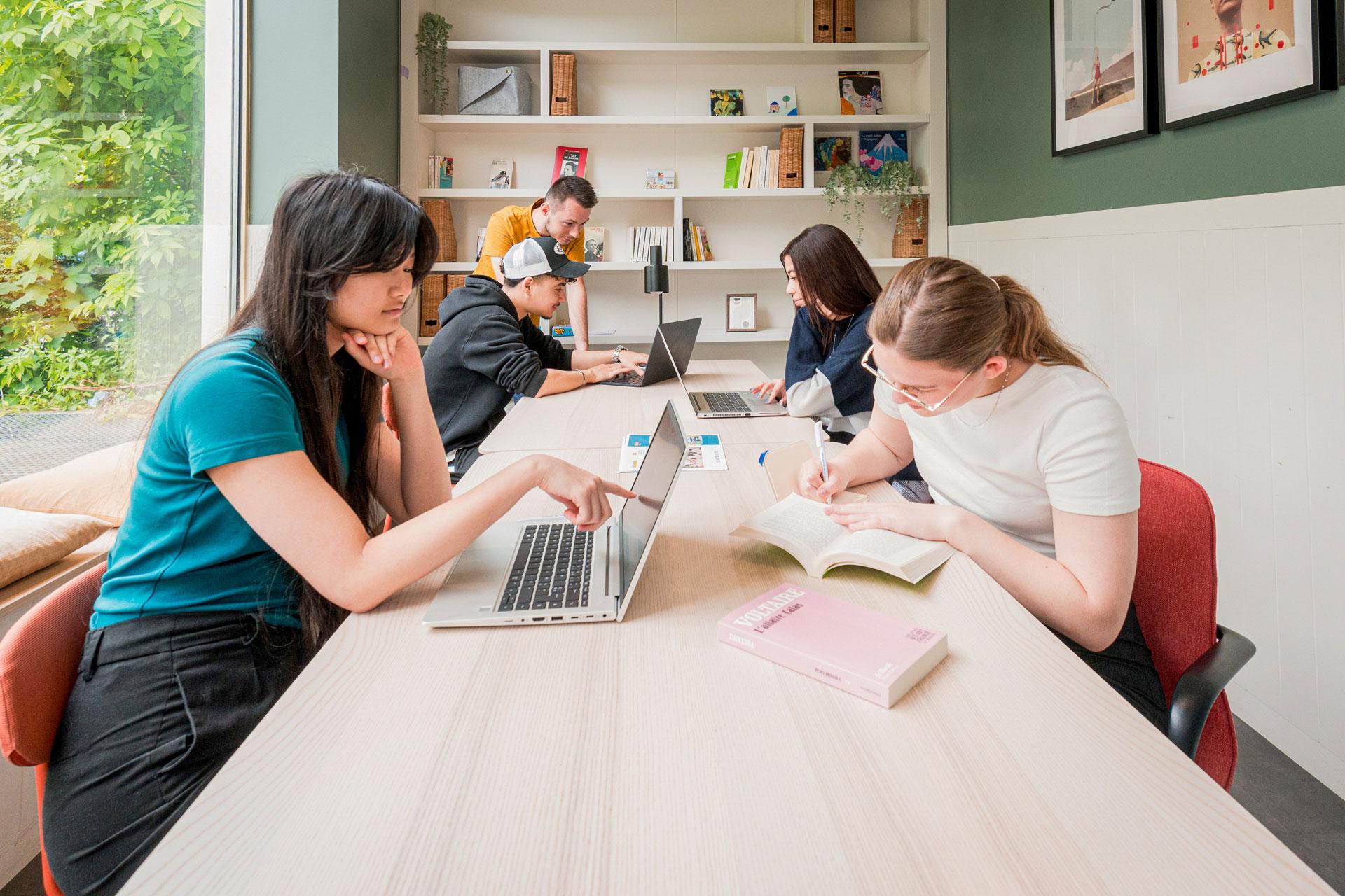 Eleves en train d'étudier 